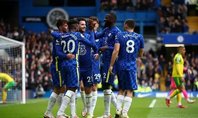 充满嘲讽地 充满嘲讽地